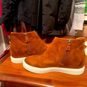 Zirah By Aersoloes Tan Color Barely Used